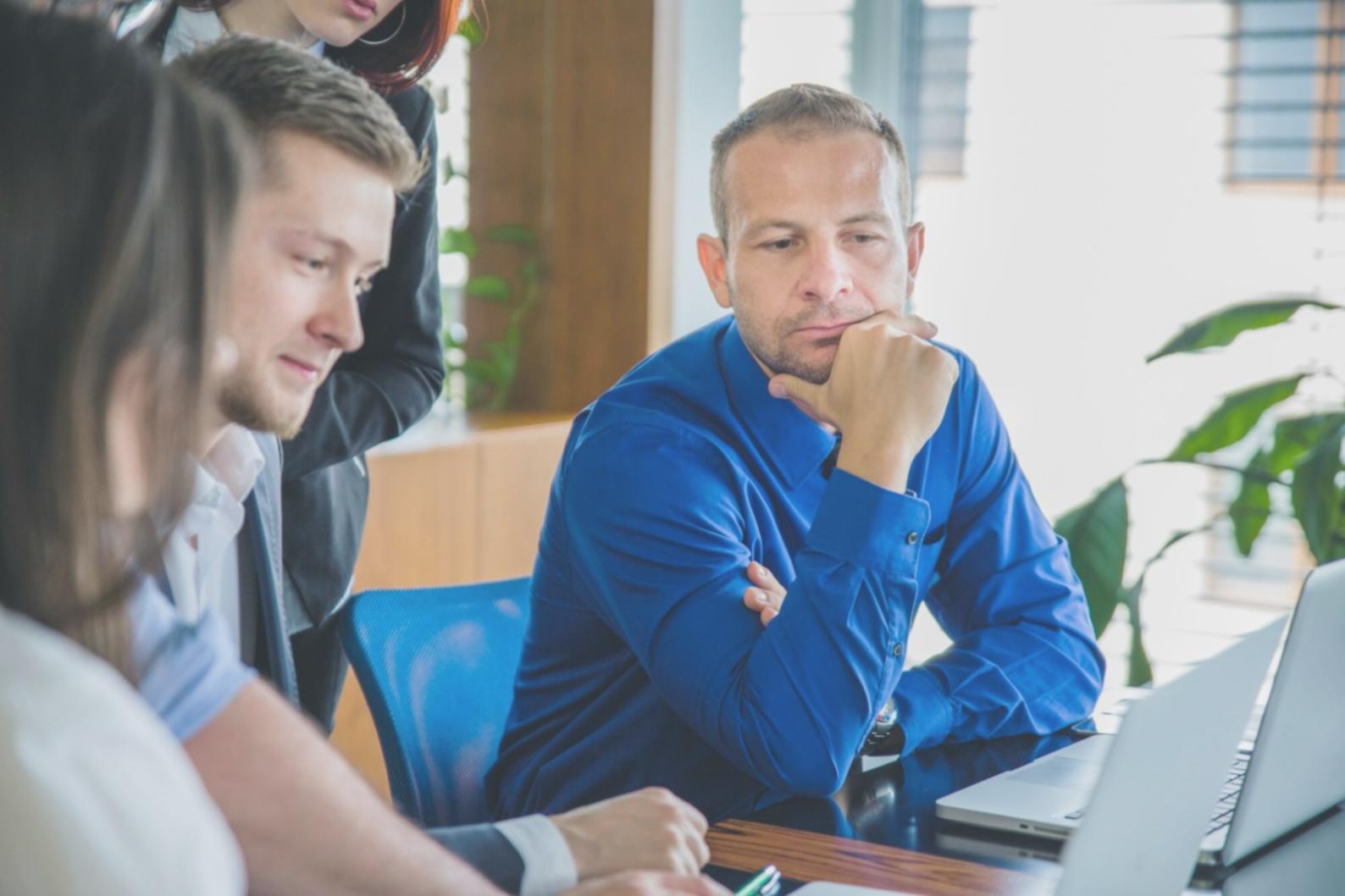 Bureau talivorexan à Nîmes avec vue sur documents financiers