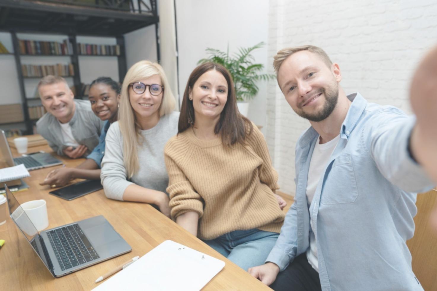 Équipe analysant résultats financiers